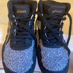 Boys size 12 ASICS wrestling shoes - black/gold